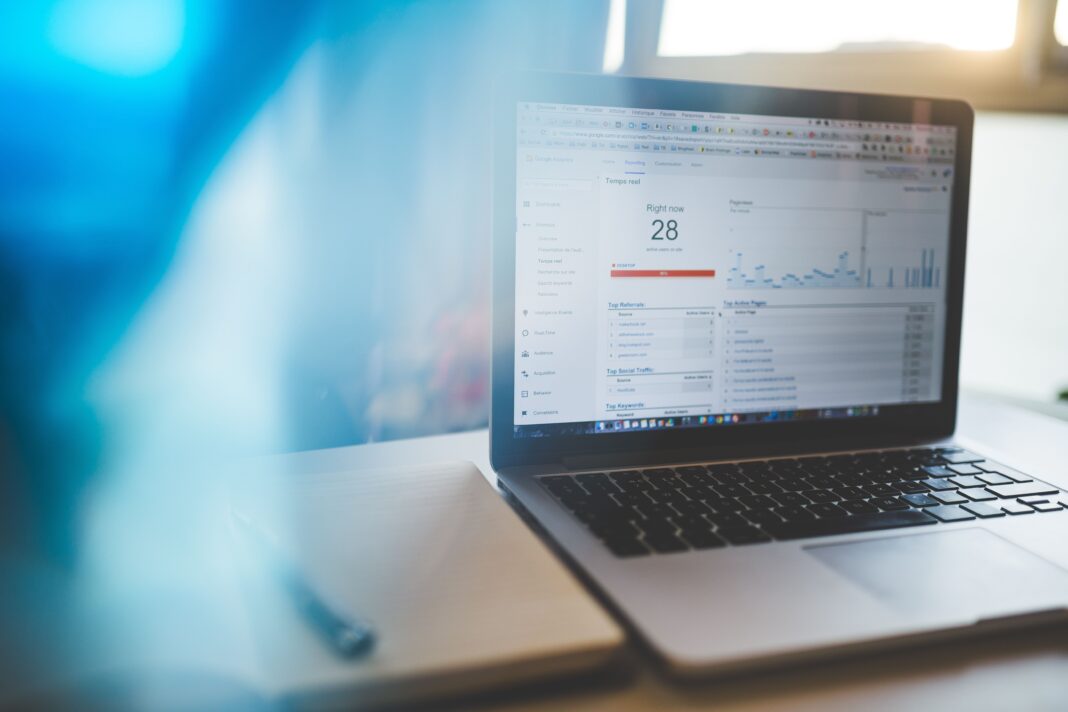 Adana Google Ads ajansı seçimi rehberi için reklam performans verileri açık bir dizüstü bilgisayar ekranı