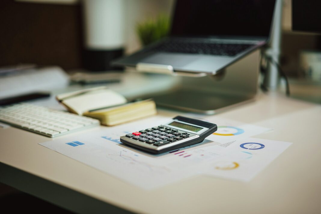 Adana Google Ads bütçesi planlaması için hesap makinesi, grafik ve laptop görseli