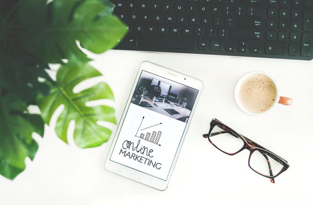 Adana Google Ads danışmanlığı raporları rehberi için performans verileri açık dizüstü bilgisayar ve ekip toplantısı