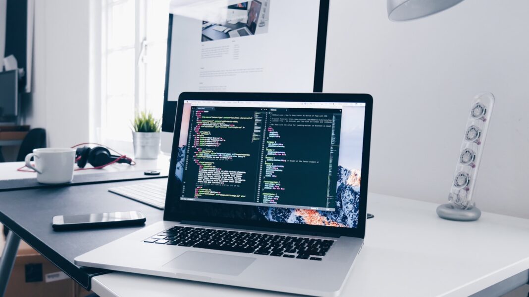 Adana web tasarım firması seçerken dikkat edilmesi gerekenler için laptopta web geliştirme ekranı